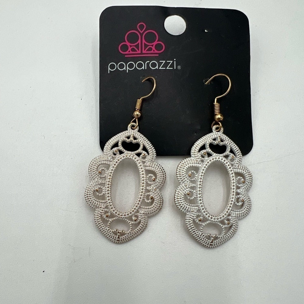 Paparazzi “White Mantras & Mandamus” Pierced Earrings – Gold & Whit NWt